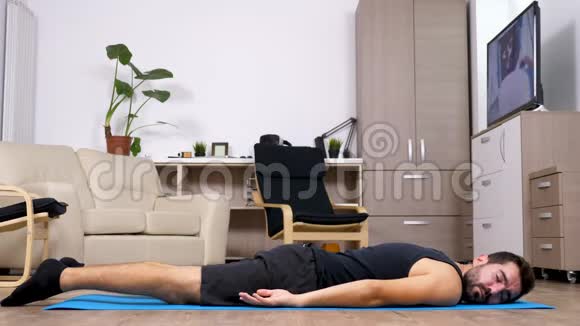 在客厅里的蓝色垫子上适合男人做不同的瑜伽姿势视频的预览图