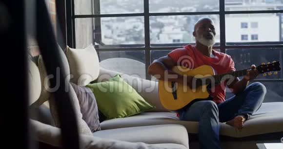 老人在家弹吉他视频的预览图