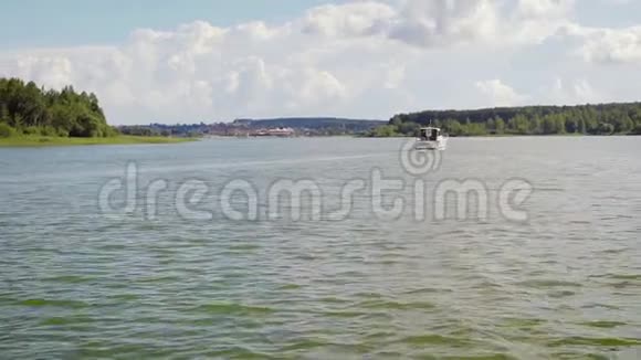 一艘有人在海湾航行的摩托艇视频的预览图