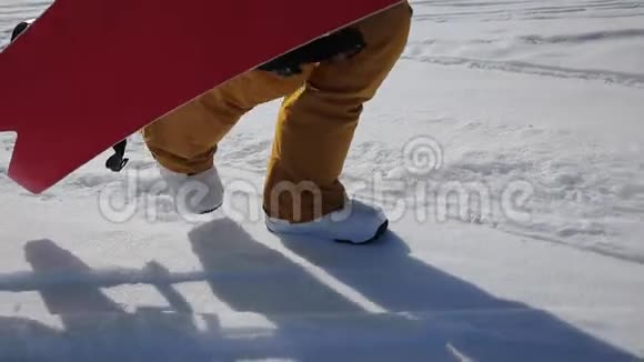 运动员在雪山上玩滑雪板视频的预览图