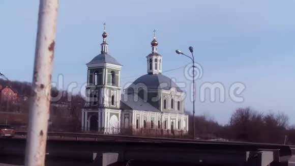 蓝天背景上美丽的小东正教教堂库存录像以图腾风格美丽的老天主教会视频的预览图