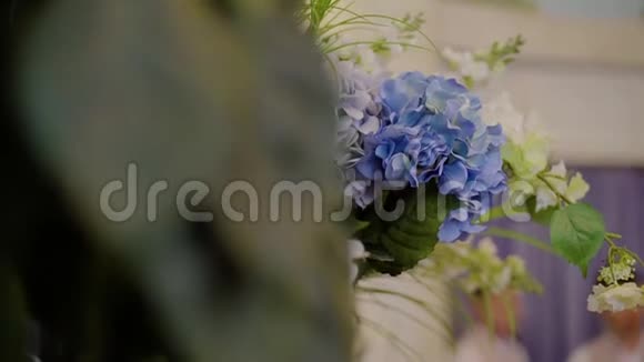 宴会厅内精美装饰花束房间的装修装饰视频的预览图