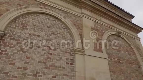 在圣彼德和圣保罗附近的布拉格的维塞赫拉德要塞拍摄的稳定镜头视频的预览图
