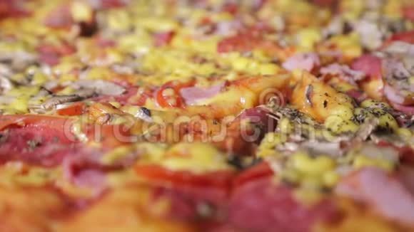 热腾腾的美味披萨和意大利腊肠贴心意大利披萨视频的预览图