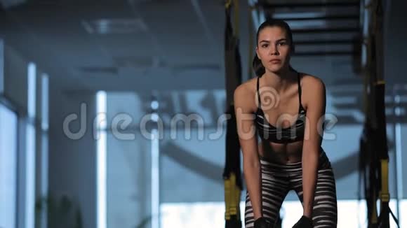 运动女性在健身房用绳子做交叉健身运动视频的预览图