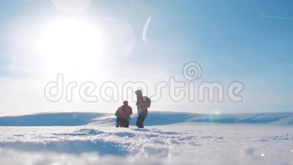 团队合作冬季旅行业务概念慢动作视频游戏男人游客的腿从镜头下往下看视频的预览图