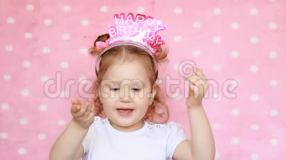 小可爱的女孩唱一首生日歌祝贺一个有趣的孩子度假视频的预览图