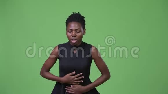 年轻漂亮的非洲女商人胃疼视频的预览图