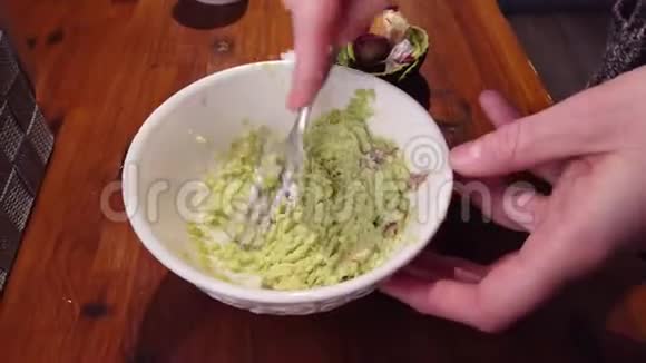 家庭厨房桌面混合鳄梨酱的特写视频的预览图