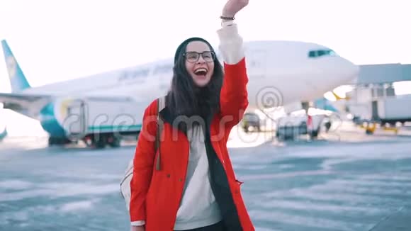 机场飞机背景上的女孩视频的预览图