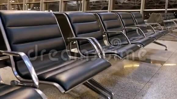机场门口的等候区机场空椅排视频的预览图