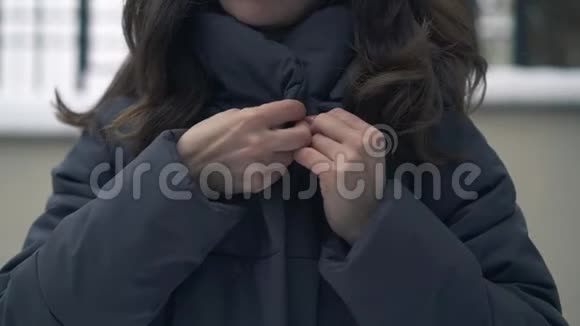 女人在户外慢慢地把她的冬衣卷起来视频的预览图