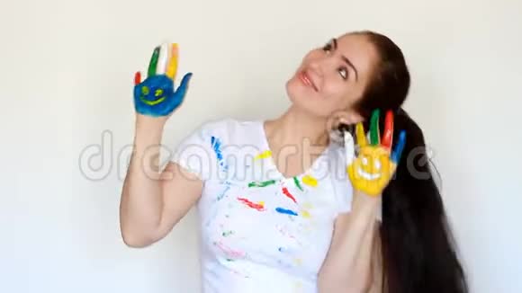 女画家学生微笑跳舞脏衣服和脏手的艺术家女人微笑绘画艺术创意视频的预览图