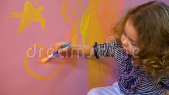 小女孩画墙上的星星和心视频的预览图
