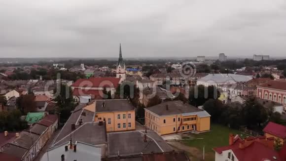 鸟瞰斯特里伊城市建筑乌克兰前面是圣母保护教堂向前飞视频的预览图