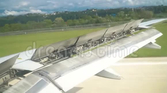 一架客机降落在海边机场视频的预览图