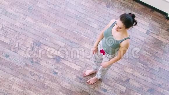 令人惊叹的女人在家做瑜伽弓步视频的预览图