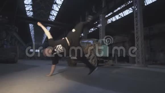 一群年轻人在一座废弃的建筑里跳着舞白种人在室内手上跳概念视频的预览图
