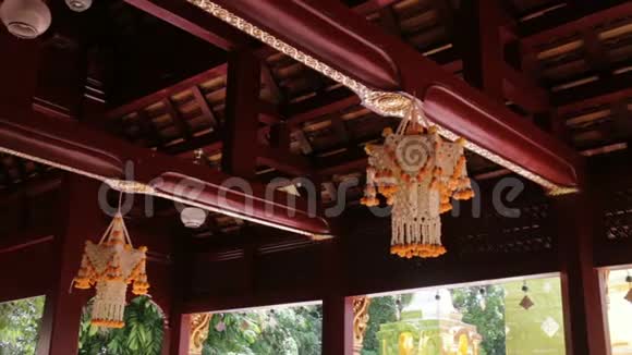 在泰国传统花环上用一束花装饰寺庙视频的预览图
