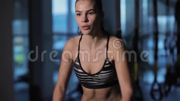 运动女性在健身房用绳子做交叉健身运动视频的预览图