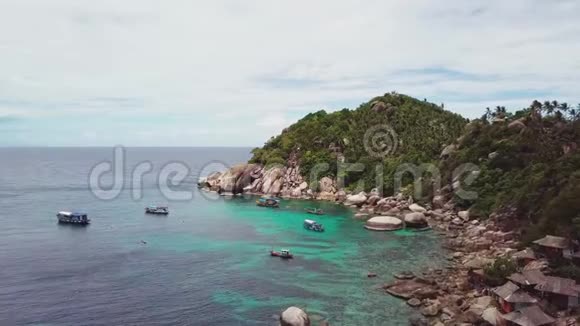 绿松石泻湖珊瑚礁群热带国家石岩群旁高空俯视图视频的预览图