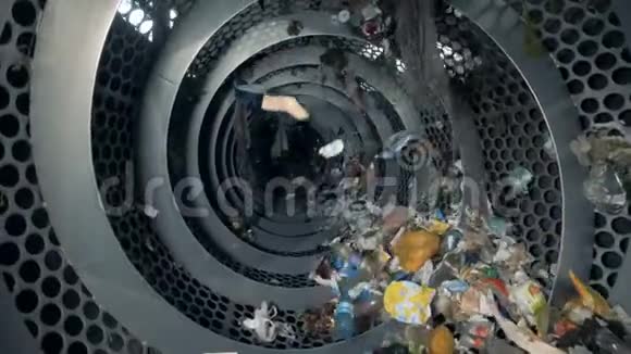机械分拣垃圾慢动作视频的预览图