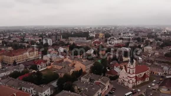 鸟瞰斯特里市建筑靠近乌克兰圣母保护教堂前进技术视频的预览图