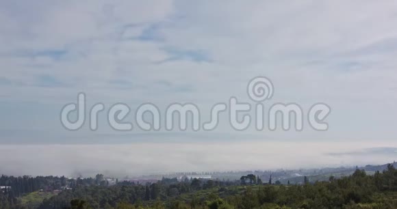 清晨以色列北部杰兹雷尔谷上空浓雾弥漫视频的预览图