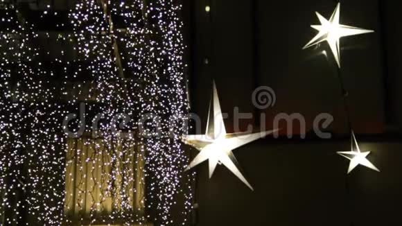 闪闪的星星闪闪的灯光建筑立面上的花环圣诞节街饰新年视频的预览图
