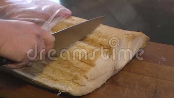 割海鱼美味佳肴海鲜鱼被切在切割板上视频的预览图