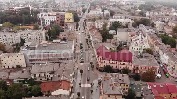 斯特里城市建筑鸟瞰图街道交通行人乌克兰从一点射击视频的预览图