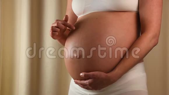孕妇用手摸肚子视频的预览图