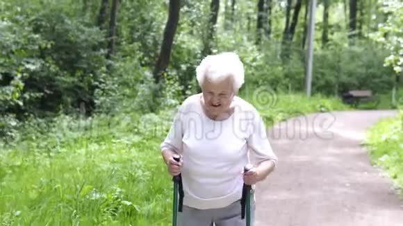 老奶奶在路上走路用棍子视频的预览图