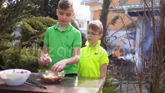 在花园里准备烧烤的时候十几岁的孩子和弟弟聊天视频的预览图