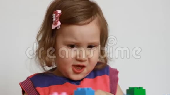 小宝宝玩五颜六色的小积木的一种构造方法孩子发展自己的思维和运动技能A视频的预览图
