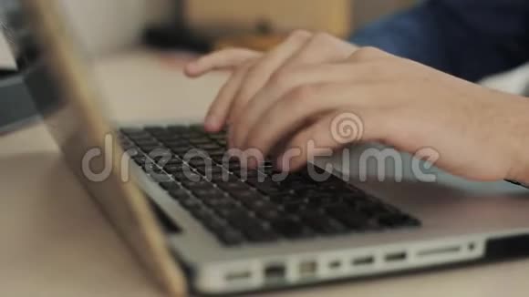 关闭男性手打开笔记本电脑并开始在键盘模糊背景上打字侧视视频的预览图
