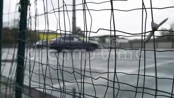 运动模糊两辆汽车在漂流比赛中漂流视频的预览图
