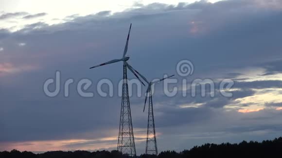 日落和两台风力涡轮机视频的预览图