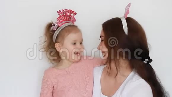 生日快乐母女俩笑着玩得开心笑着唱一首歌祝贺你一个女人和她视频的预览图