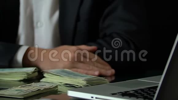 商人在工作中为巨额的金钱损失而哭泣坐在桌子旁负债累累视频的预览图