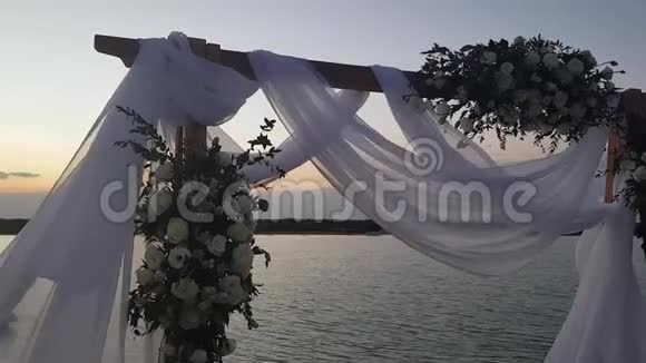 日落时海滩的浪漫婚礼装置视频的预览图