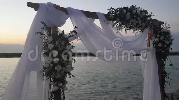 日落时海滩的浪漫婚礼装置视频的预览图