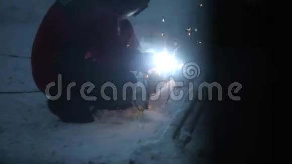 焊工在夜间晚上焊接金属冬天视频的预览图