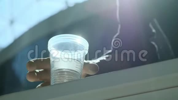 残疾人拿塑料玻璃水假肢举起一杯水独立充实的生活视频的预览图