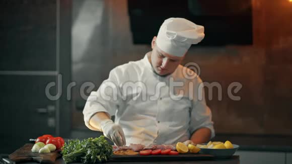 厨师撒肉调味视频的预览图