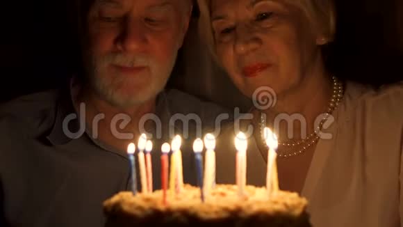 年长夫妇在家吃蛋糕庆祝与订婚戒指结婚的老人视频的预览图