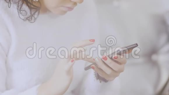 有红色指甲的女人用电话视频的预览图