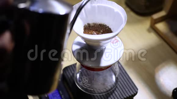 咖啡师用咖啡将水倒入过滤器冲泡咖啡视频的预览图