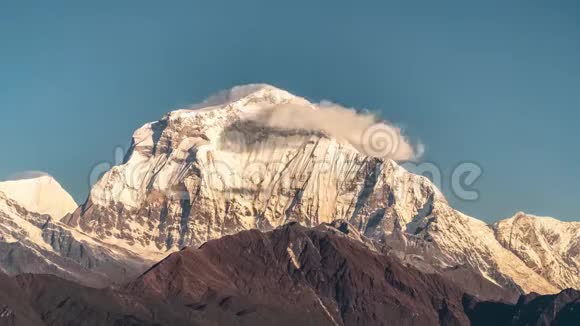 尼泊尔喜马拉雅山脉移动云中日出时达拉吉里山雪峰的可循环视频时间推移视频的预览图