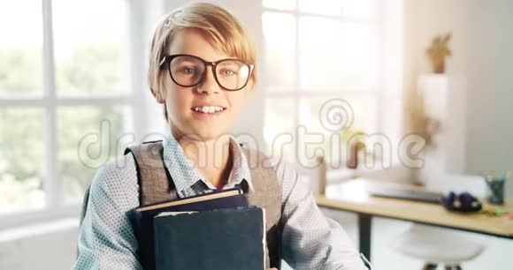 戴眼镜的小学生肖像视频的预览图